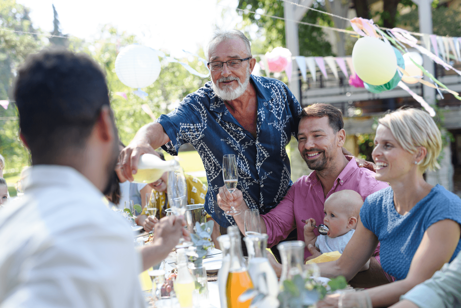 Familie feiert mit Kind im Garten